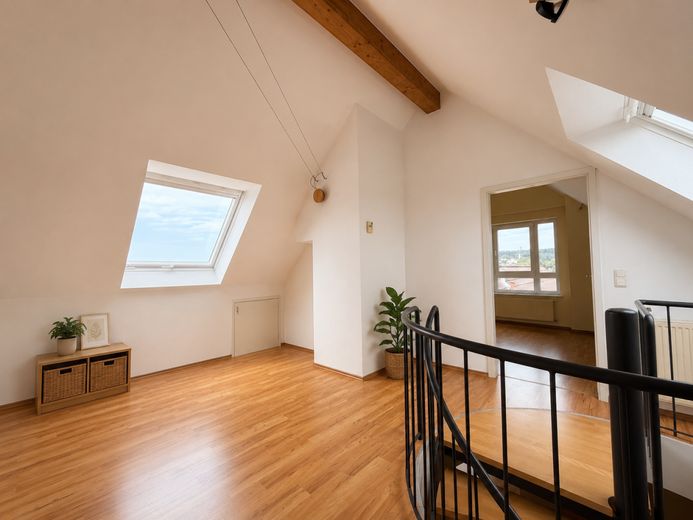 *Schöne DG-Maisonnette-Wohnung mit Fernblick* – Galerie/Arbeitszimmer