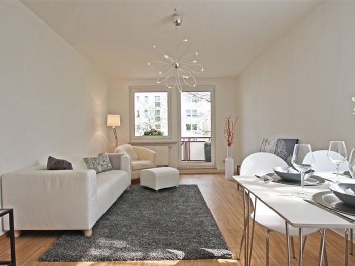 Helle 2-Raum-Wohnung mit Sonnen-Balkon wartet auf Sie ... – Foto 1