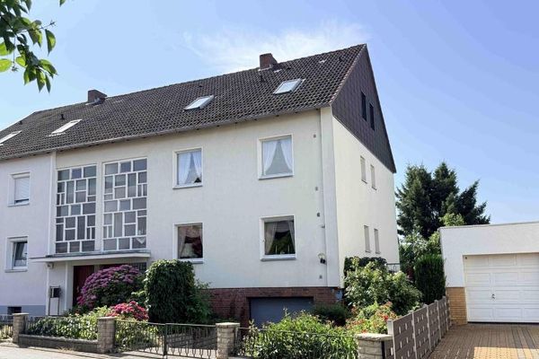 Seelze-Velber: DHH solide avec 2 unités d’habitation sur un terrain à bail emphytéotique avec une rente foncière avantageuse