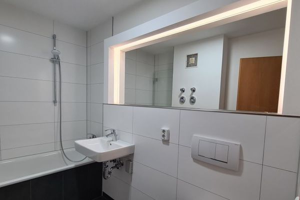 2 appartamenti singoli in 1 condominio residenziale, con cucina componibile, garage sotterraneo, in parte ristrutturati di recente, Lipsia OVEST per investitori