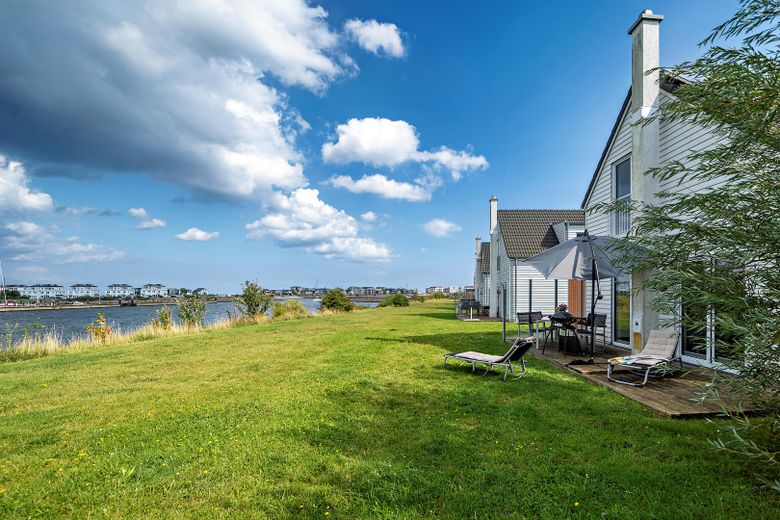 Freistehendes Ferienhaus im Ostseeressort Olpenitz Kappeln, Wasserlage – Seitenansicht mit Garten