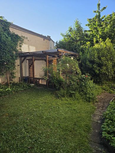 Doppelhaushälfte zentral, und doch im Grünen – Garten mit Pergola