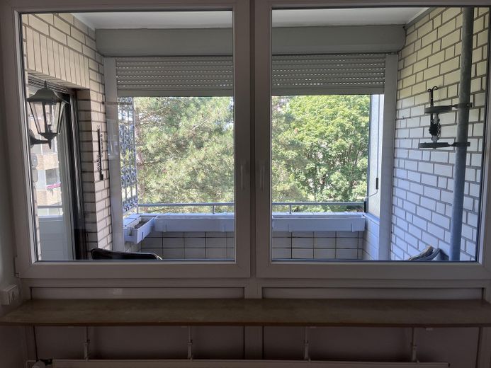 Frisch renovierte 75 m²-Wohnung mit Balkon, Aufzug & EBK in Hannover-Bothfeld-Vahrenheide – Wohnzimmer/Balkonansicht