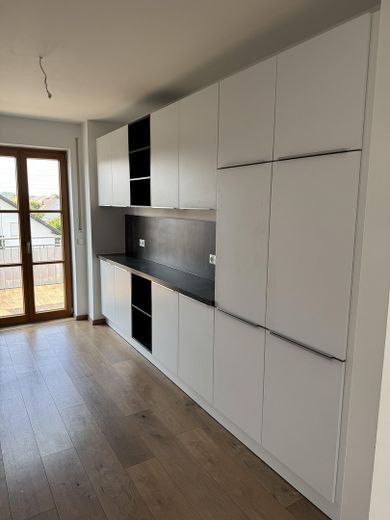 Große Dachgeschosswohnung mit Balkon und EBK in ruhiger Lage – Küche 4