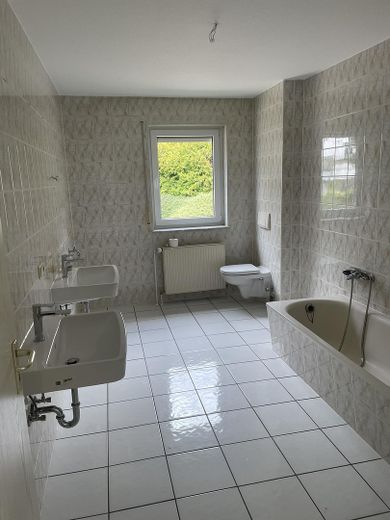 Aantrekkelijk, pas gerenoveerd 3-kamerappartement op een gewilde hoger gelegen locatie met onbelemmerd weids uitzicht – Großes Badezimmer