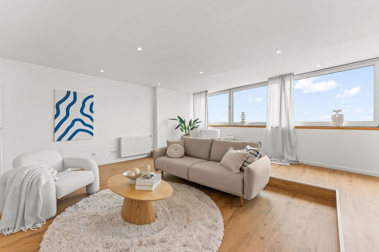 Exklusive Penthouse Wohnung im 22. Stock mit spektakulärem Weitblick – provisionsfrei – Wohnzimmer