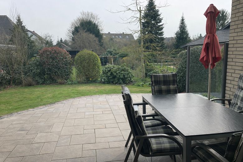 Exclusive House with Garage and Three Parking Spaces – Überdachte grosse Terrasse