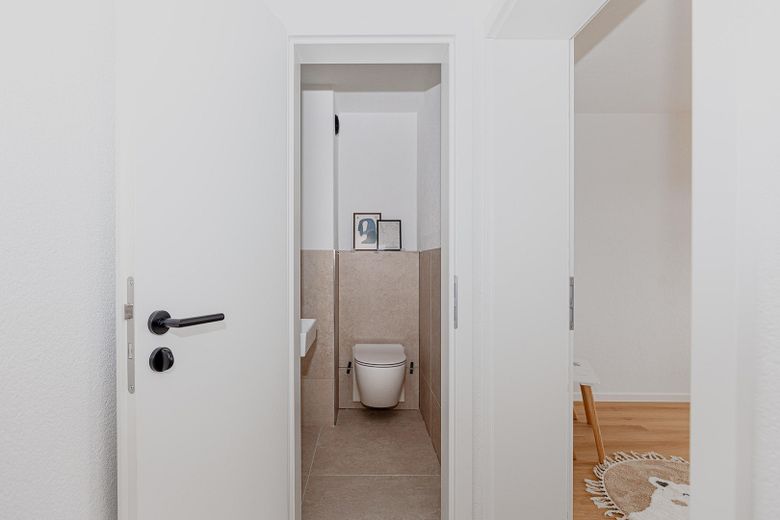 WOHNJUWEL: Helle 4 Zimmer mit zwei Balkonen & TG-Stellplatz – Separates WC