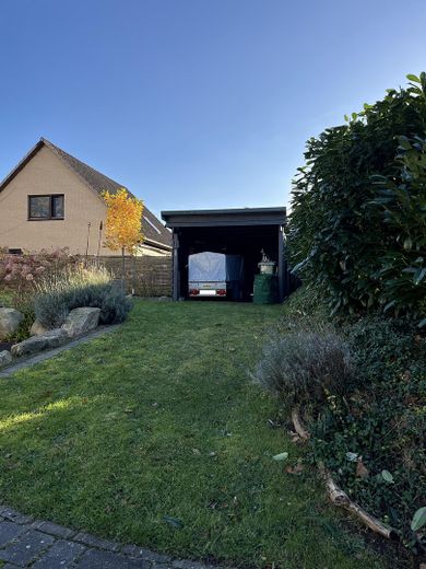 Carport mit Abstellschuppen