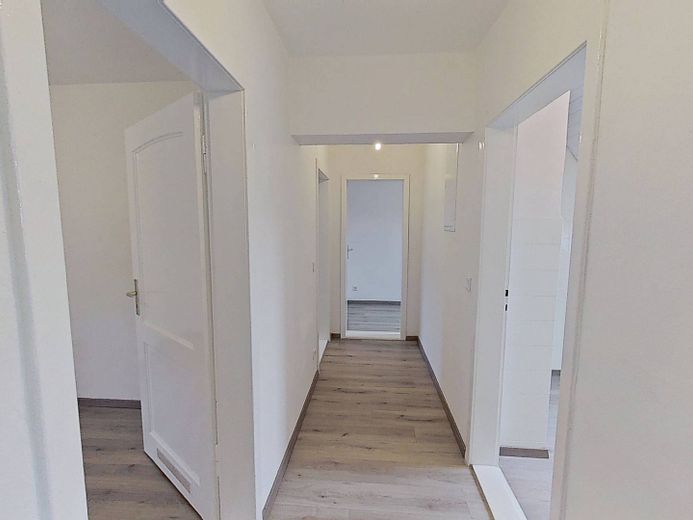 Gemütliche 3-Zi.-Dachgeschosswohnung mit Wannenbad in ruhiger Wohnlage – Flur