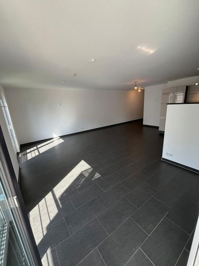 Blick vom Balkon in den Raum