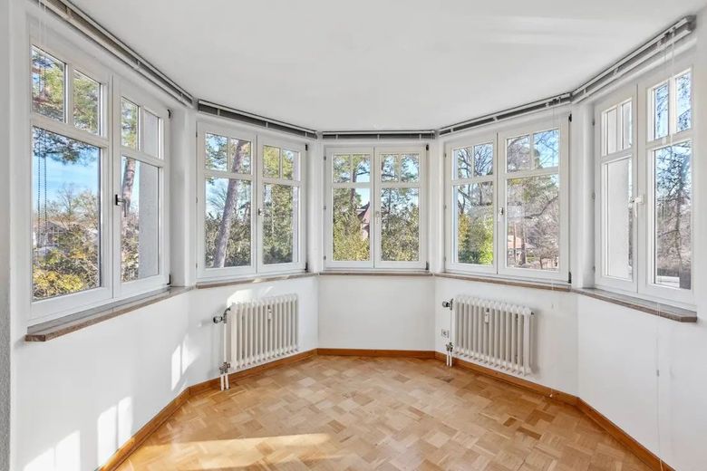Ruhiges, helles Penthouse mit großem Balkon in begehrter Toplage von Wannsee - Nur ohne Makler ! – Turm_Wohnzimmer