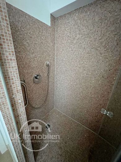 Unikat-Luxushaus mit Aufzug, Klima, Sauna, hausinterner Garage und und und – Masterbad Dusche