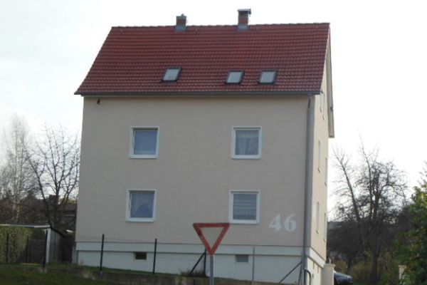 Luminoso appartamento di 3 locali con cucina attrezzata al 1° piano in una casa trifamiliare in un insediamento verde a Gera in affitto.