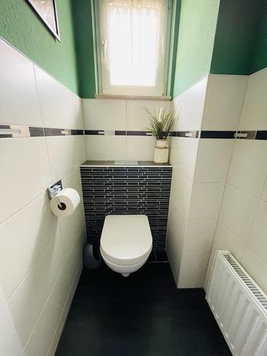 Charmante maison mitoyenne centrale – excellente desserte, modernisée et fibre optique – Gäste-WC