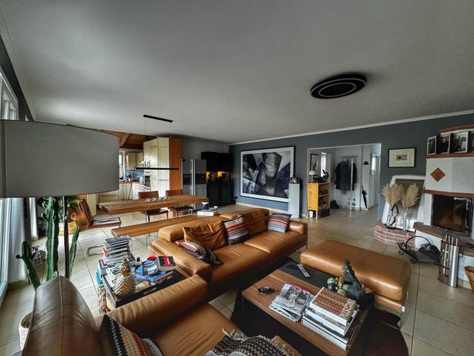 Mediterraner Wohntraum in Baldham: Stilvolle Maisonette mit Garten – Wohnzimmer