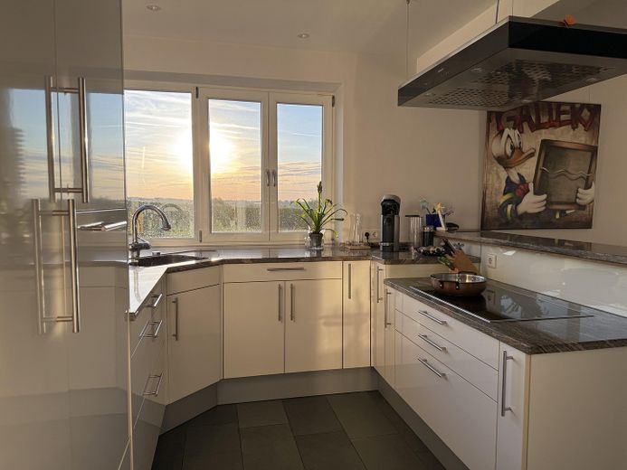 Modernes Einfamilienhaus mit freiem See- und Bergblick Nähe  Prien – Küche