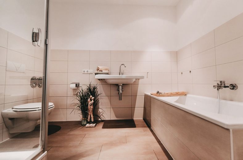 Gemütliche und geräumige 5-Zimmer-Erdgeschosswohnung zwischen Lübeck und Hamburg – Badezimmer