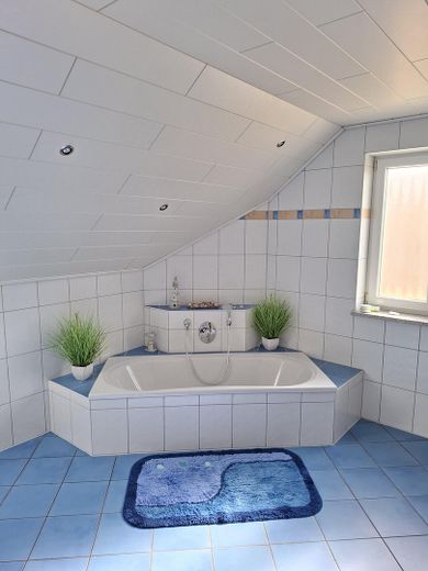 Repräsentatives Einfamilienhaus mit separaten Gewerbegebäude Werkstatt/Lagerhalle – Badezimmer OG