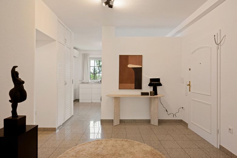Provisionsfrei & sofort bezugsfertig: 4-Zi-Wohlfühloase mit 86 m² Sonnenterrasse – Flur