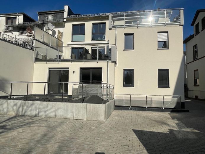 Luxuriöses Wohnen mit maximaler Flexibilität: Neubau-Juwel mit separater Einliegerwohnung – Hausansicht Hinten