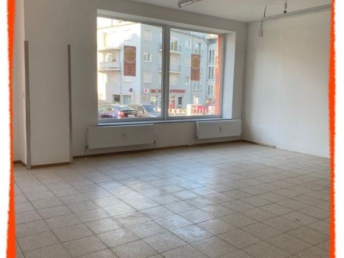 Büro-/ Praxis- oder Ladenfläche am neu gestalteten Planitzer Markt zu vermieten! – Foto 1