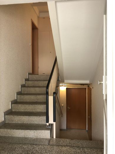 Verfügbarkeit ab 15.09.2026 – Charmante, teilmöblierte 2-Zimmer-Wohnung mit Westbalkon – Treppenhaus