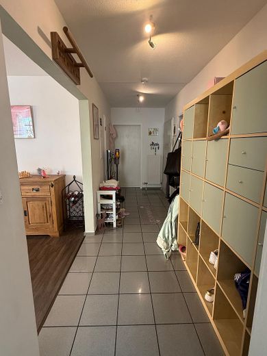 Luminoso, muy luminoso piso de 3 habitaciones, incl. cocina equipada, plaza de aparcamiento en garaje subterráneo, balcón y trastero – Flur / Hausgang