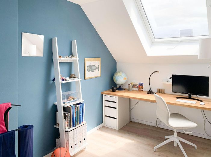 Ventana-asiento con vistas al verde, arquitectura tipo loft y bomba de calor: idilio familiar listo para entrar a vivir en Pulheim – Kinderzimmer