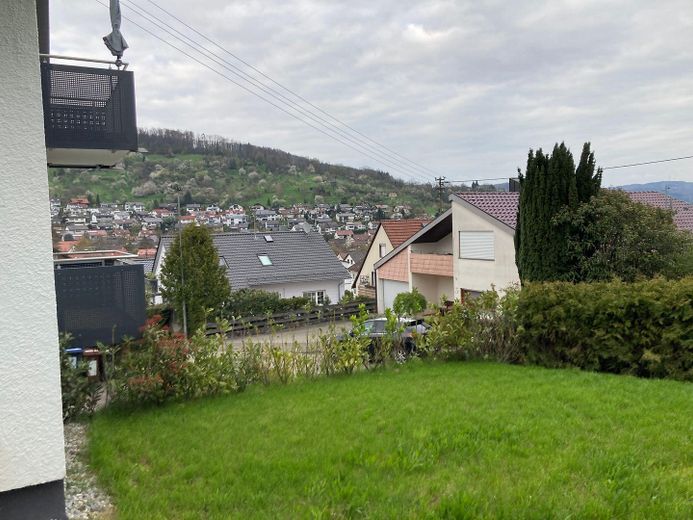 Ruhiges Wohnen: Lichtdurchflutete OG-Wohnung im Grünen – Rasenfläche