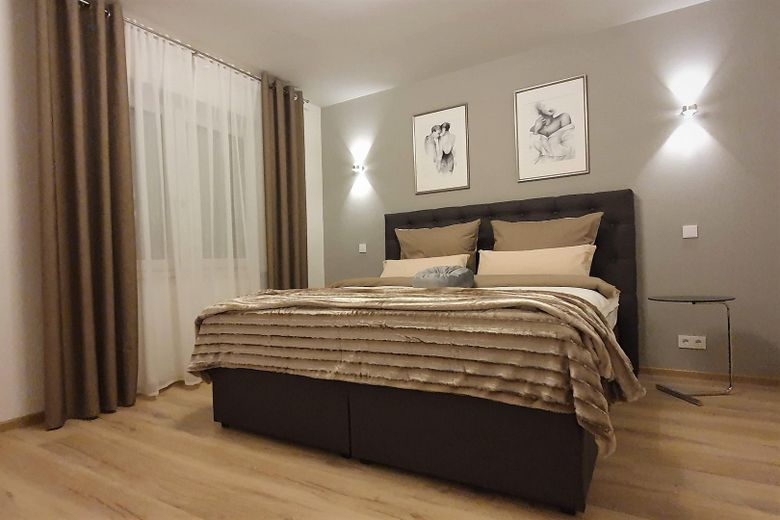 Appartement d’affaires de 2 pièces avec grand balcon – connecté, meublé et flexible 💼🌅 – Schlafzimmer