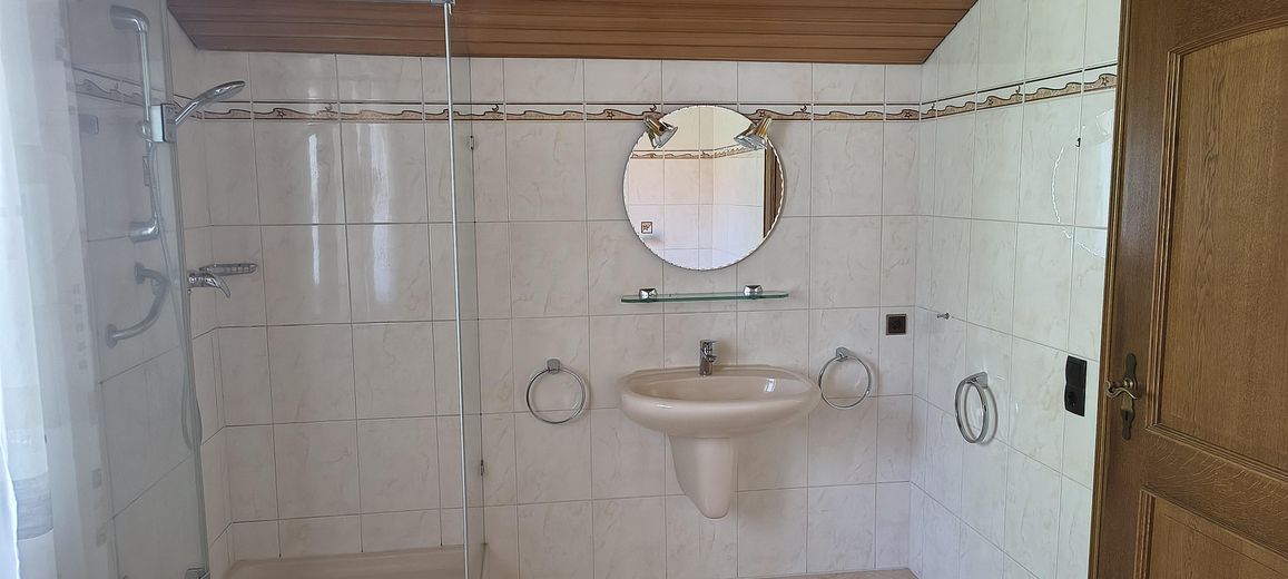 Bliźniak w Olching, ok. 283 m² pow. działki, ok. 155 m² pow. mieszkalnej, w najlepszej lokalizacji, bez prowizji, od osoby prywatnej – Badezimmer OG