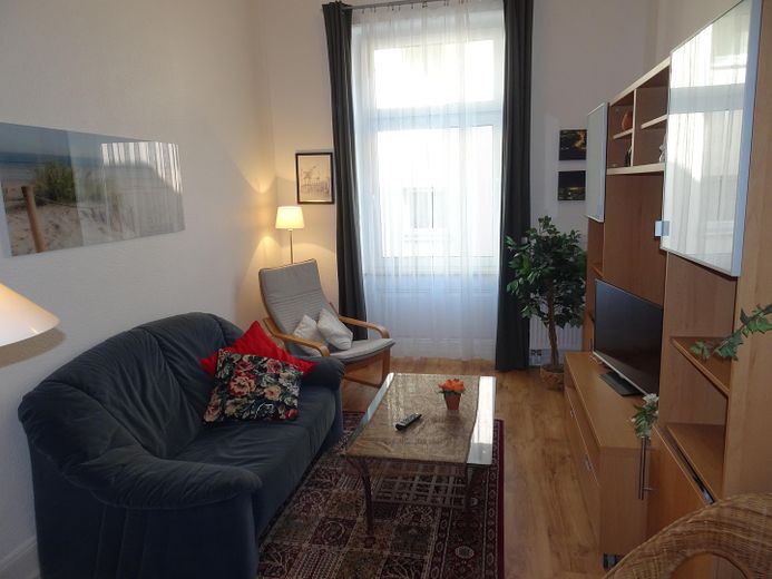 2 Zimmer-Wohnung in zentraler Lage in Frankfurt Sachsenhausen – Wohnzimmer
