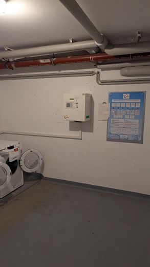 Helles 1-Zimmer-Dachgeschoss-Apartment mit großer Dachterrasse in der Nähe des UKGM – Münzmaschinen