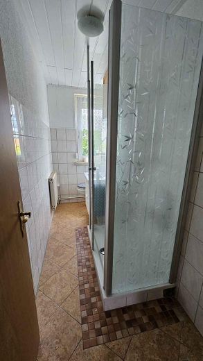 Appartamento di 3 locali appena ristrutturato con cucina attrezzata – idoneo al Wohngeld, libero dal 01.09. – Badezimmer