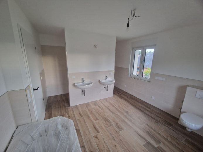 Erstbezug in Zepernick – Provisionsfreie KfW-40-EE Stadtvilla auf über 1.000 m² Grundstück – OG Hauptbad Dusche Westblick