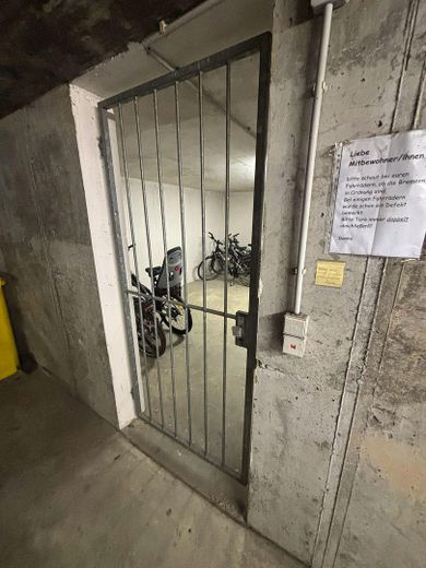 Senza provvigione da privato: luminoso appartamento con 2 locali e giardino a WN-Neustadt, incl. 2 posti auto – Fahrradraum