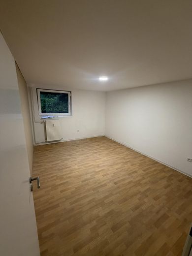 Kernsanierte 4–5-Zimmer-Wohnung | Einbauküche | Kamin | Garage | Terrasse – Zimmer - Souterrain / Keller