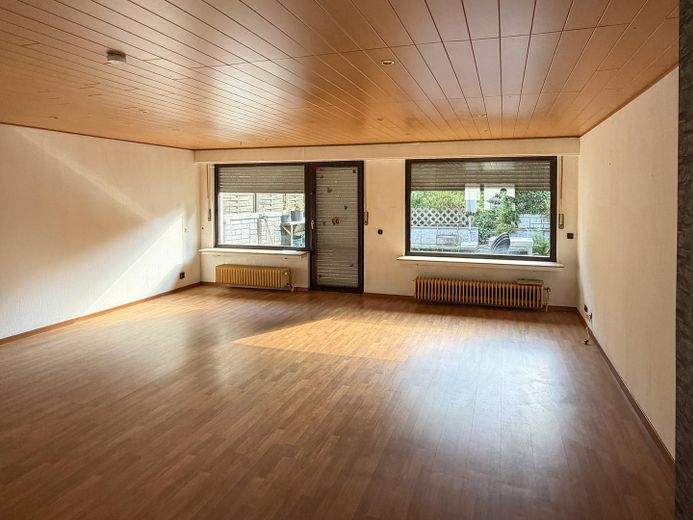 Wuppertal-Ronsdorf’ta müstakil sıra ev – Wohnzimmer im EG (Ansicht 1)