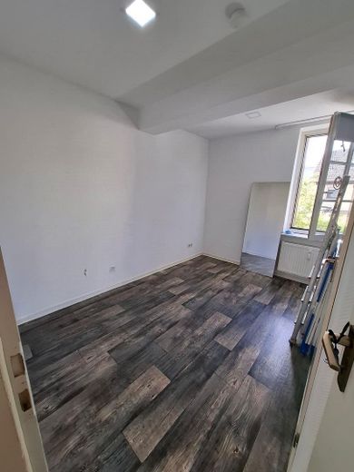 Asbach merkezinde, eski bir yarı ahşap evde, yeni yapı standardında güzel 2 odalı daire – Schlafzimmer