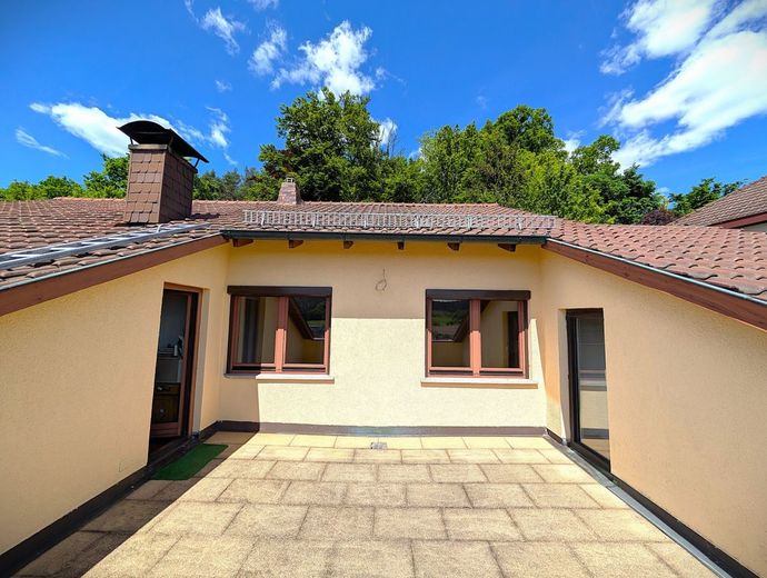 PROVISIONSFREI für Käufer! 5-Zimmer-Wohnung in Bestlage bei Coburg mit atemberaubendem Fernblick – Einzigartige Dachterrasse mit Traumblick in die Natur