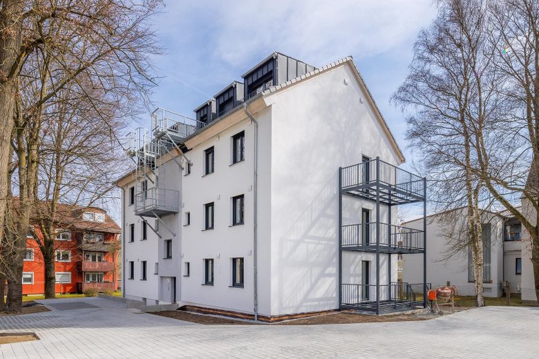 Erstbezug nach Kernsanierung: Helle 3-Zimmer-Wohnung in Mehrfamilienhaus (2.OG) – Aussenansicht