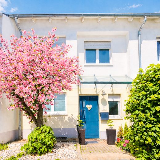 FAMILIENTRAUM in TOP-Lage - PROVISIONSFREI – Haus Vorderansicht
