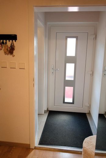 Gemütliches & bezugsfertiges Reihenmittelhaus in ruhiger, zentraler Lage von Senden Ay – Eingangstüre