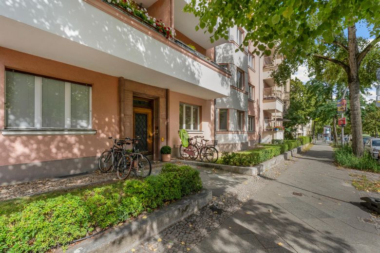KOMİSYONSUZ - 144 m² büyüklüğünde, Schmargendorf'da iç avlu bahçeli 4,5 odalı yüksek zemin kat dairesi – Eingang