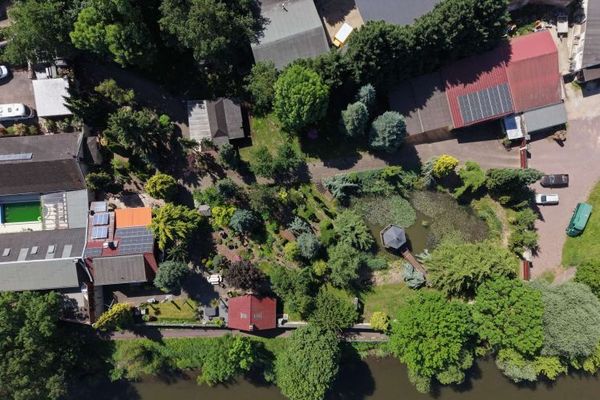 Abitare, lavorare, rappresentare – proprietà straordinaria su 4.700 m² direttamente lungo la pista ciclabile della Saale