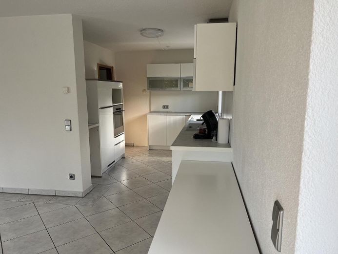 Spacious Modern Semi-Detached House with Potential – EG Küche verbunden m. Essber. 