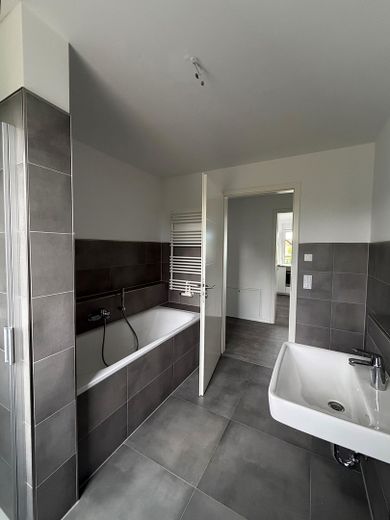 Moderne 4-Zimmer-Wohnung mit großzügiger, überdachter Terrasse/Balkon, Aufzug & Wärmepumpe – Foto 4