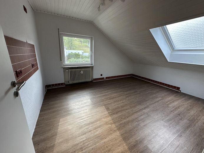 Renovierte Erdgeschoss- und Dachgeschosswohnung mit toller Aussicht zu vermieten – Wohnung Dachgeschoss