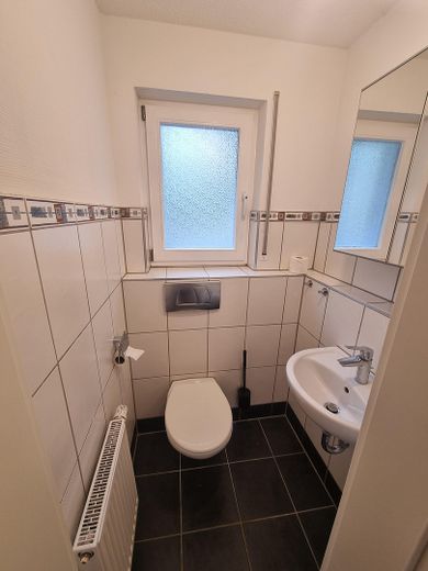 Idyllic 3.5-room apartment with large garden share in KN-Petershausen – Gäste-WC